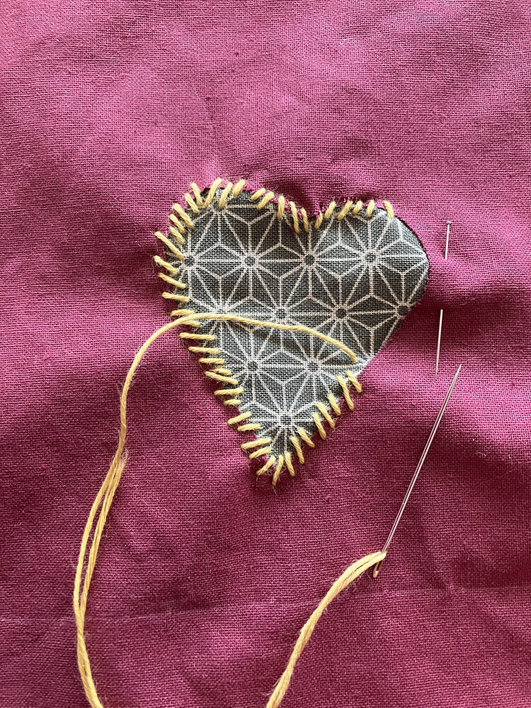 Appliqué en forme de coeur, en cours de couture