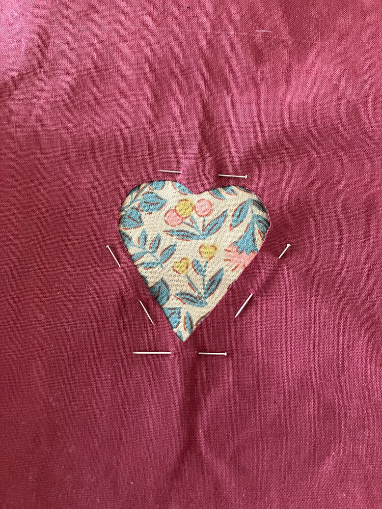 Appliqué en forme de coeur, tissu fleuri