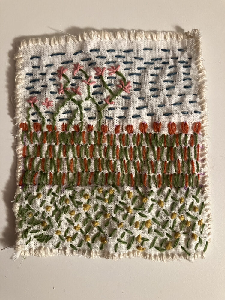 Broderie florale sur tissu blanc