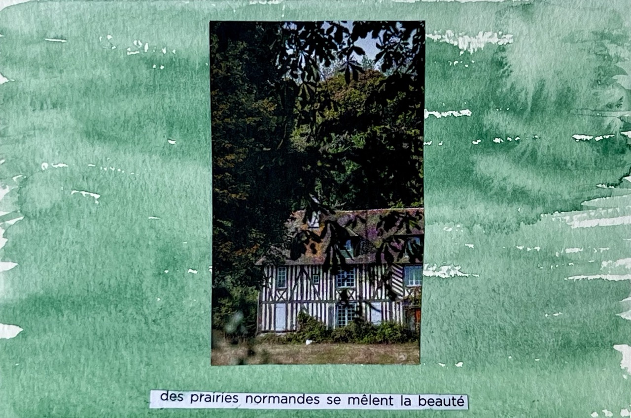 Carte postale collage d'une maison à colombages sous les arbres, légende « des prairies normandes se mêlent la beauté »