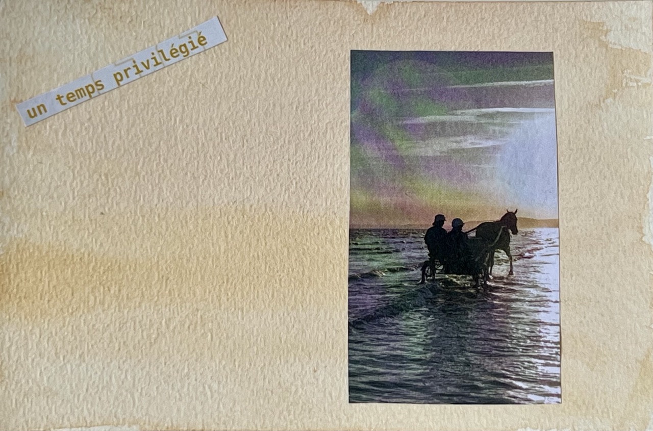 Carte postale collage d'un attelage à cheval traversant l'eau au crépuscule, légende « un temps privilégié »