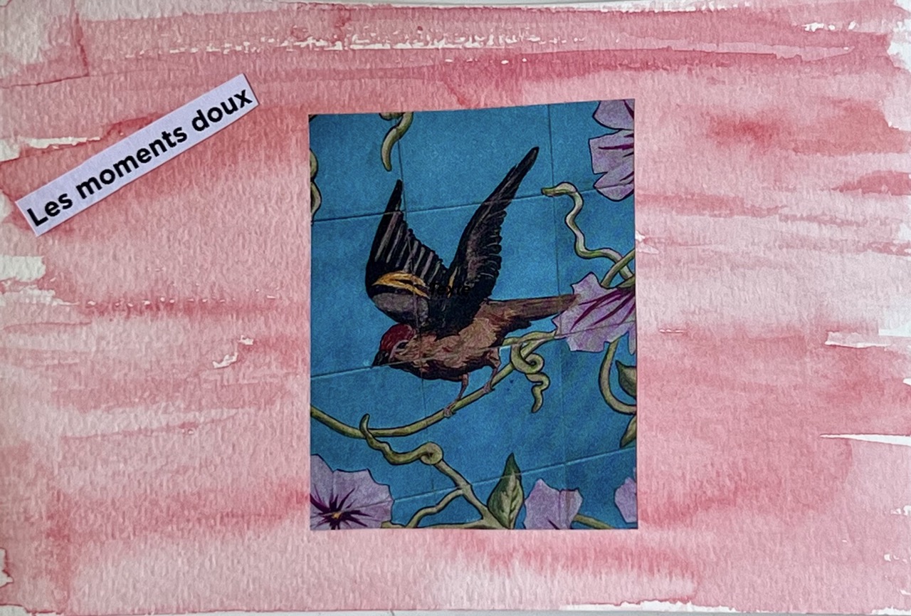 Carte postale collage d'une hirondelle peinte sur fond bleu, légende « Les moments doux »