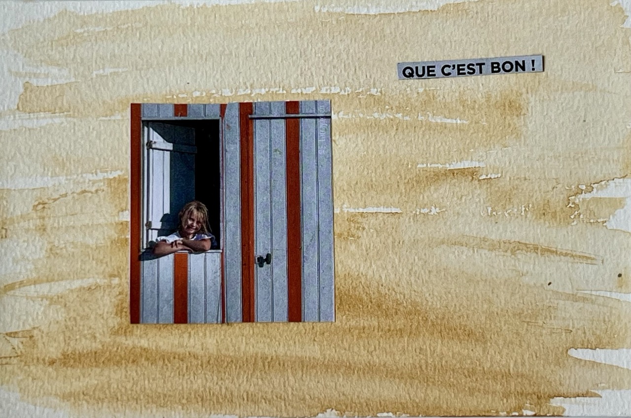Carte postale collage d'une petite fille à la fenêtre d'une cabine de plage, légende « Que c'est bon ! »