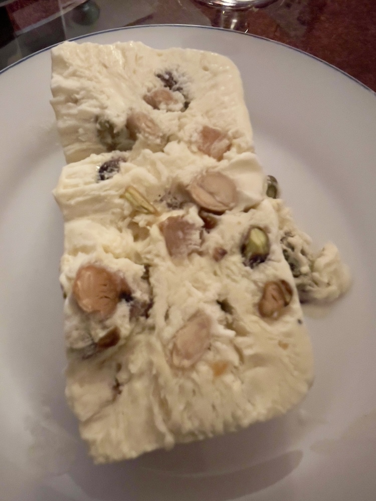 Part de nougat glacé maison aux amandes et pistaches